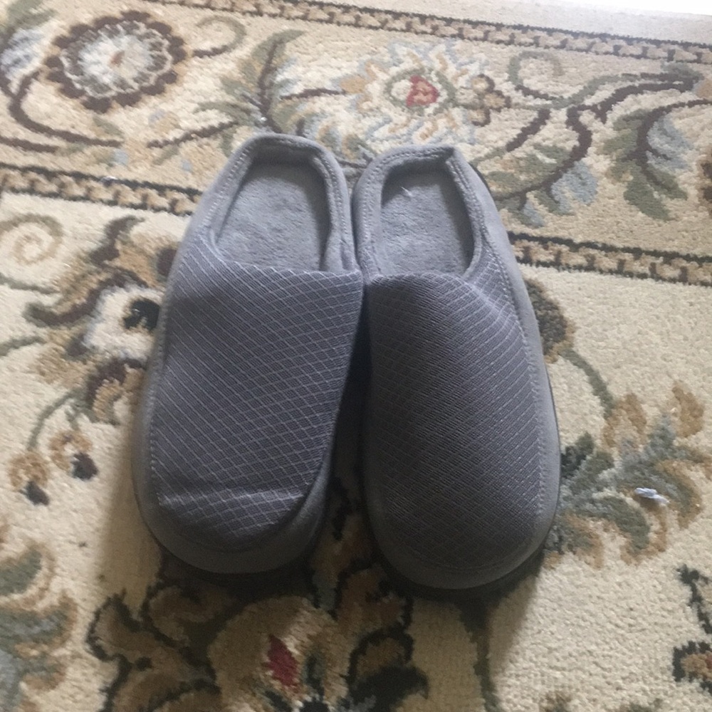 NWOT Men’s Grey Dearfoam Slippers Size Medium